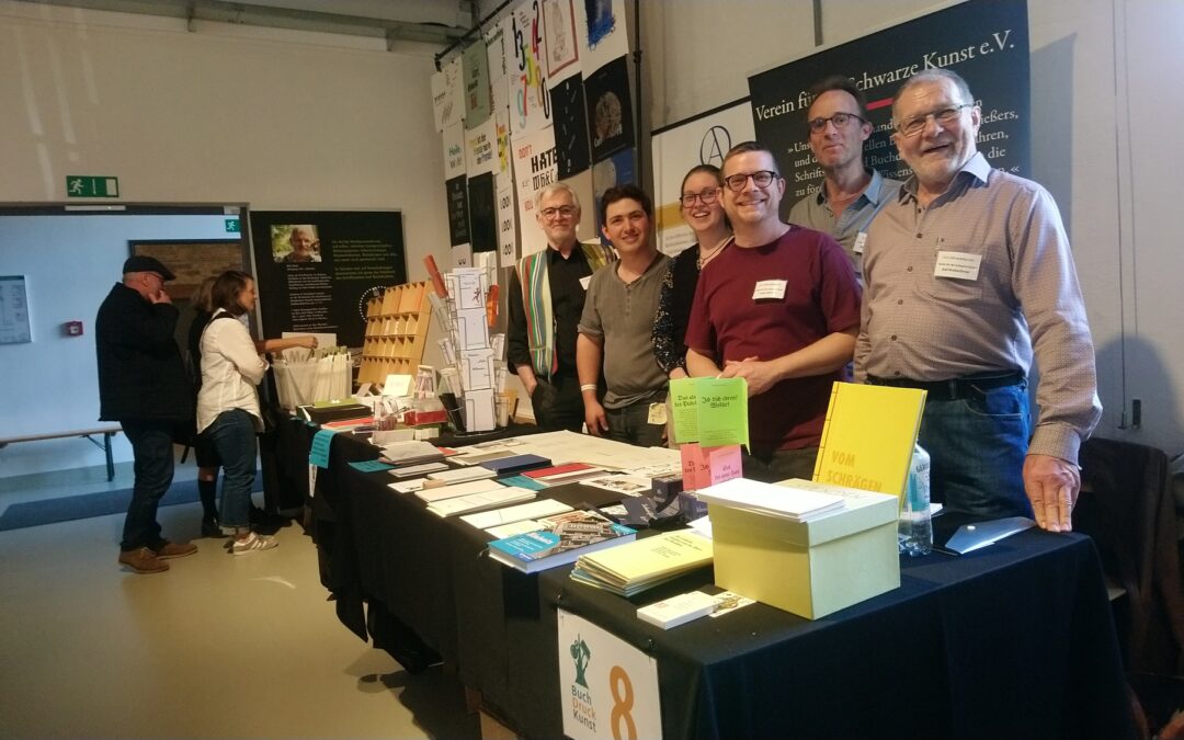 BuchDruckKunst 2024: Die ›tolle Truppe‹ am Stand (von rechts nach links): Karl, Jürgen, Franz, Heike, Malte und Willi